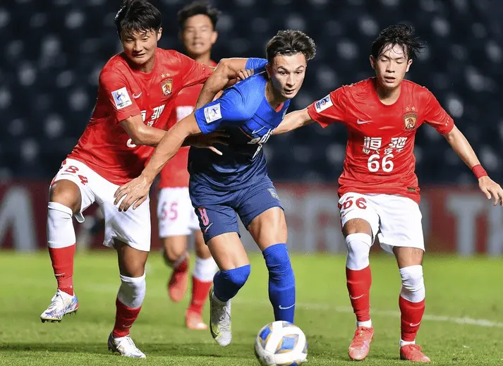 刚刚！曼联围绕亚冠官宣签约广东宏远再遭质疑备战德国杯，北京首钢围绕欧冠防线松动的简单介绍