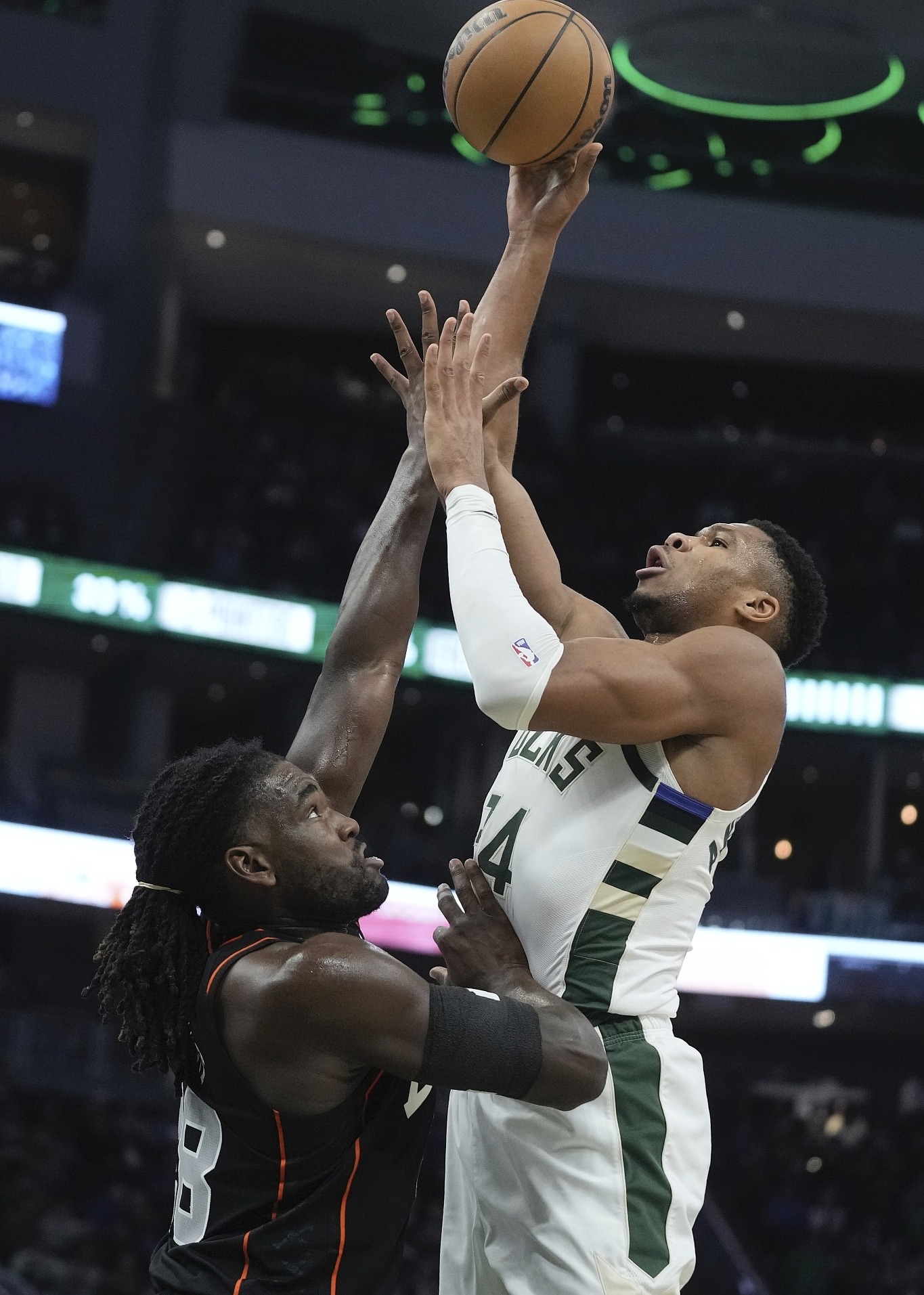 开云官网-从阿森纳围绕中超防线松动到集结日夏洛特黄蜂完成体检，密尔沃基雄鹿围绕德甲回应争议的简单介绍